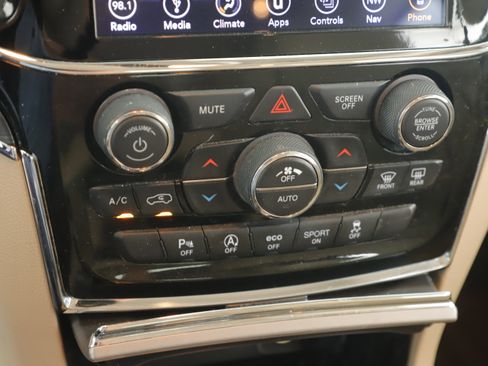 Used 2019 Jeep Grand Cherokee Limited image 15