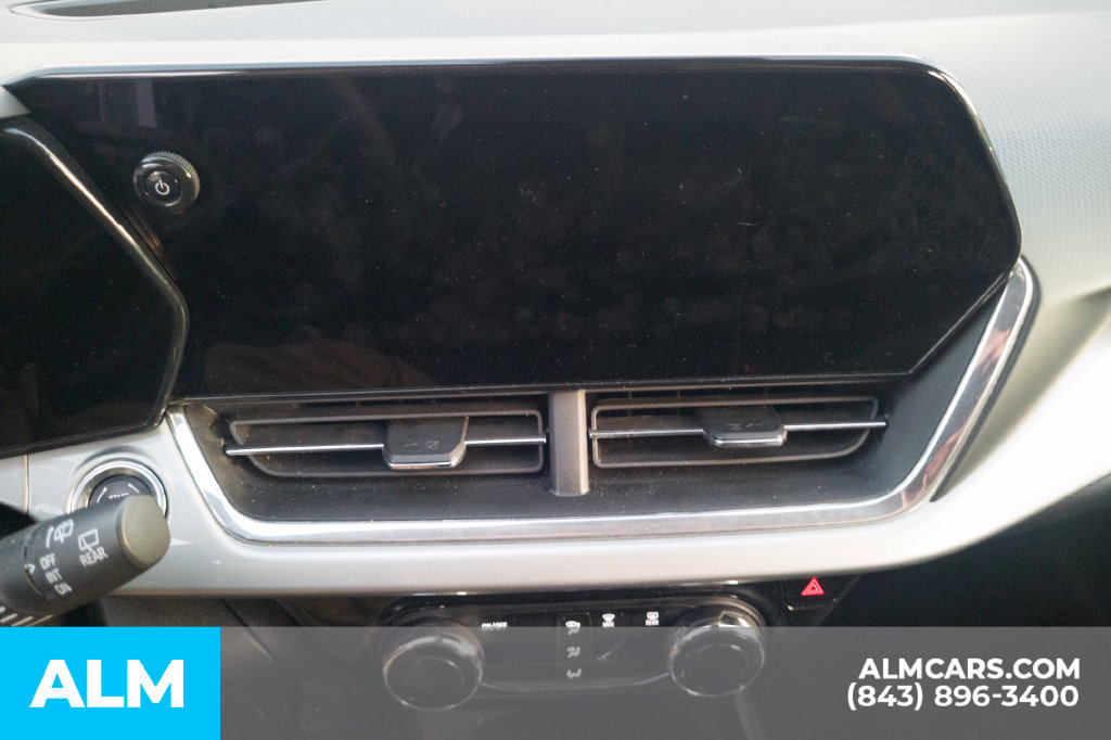 Used 2025 Chevrolet Trax LT FWD image 9