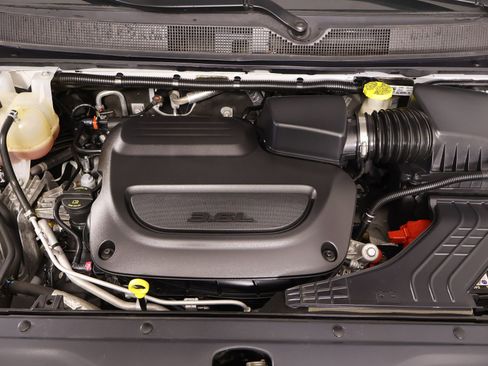 Used 2023 Chrysler Voyager LX image 20