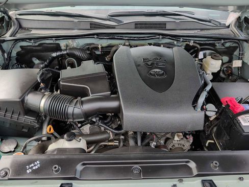 Used 2022 Toyota Tacoma TRD Off-Road image 18