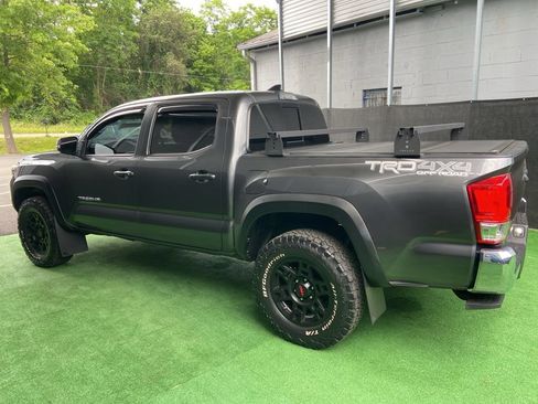 Used 2017 Toyota Tacoma TRD Off-Road w/ Tow Package (A/T) AWD/4WD image 8