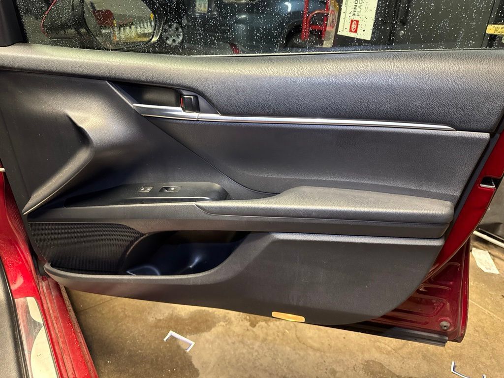 Used 2018 Toyota Camry SE w/ Moonroof Package FWD image 18
