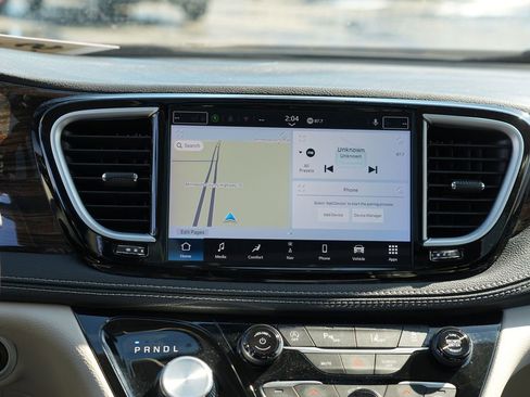 Used 2024 Chrysler Pacifica Limited FWD image 21