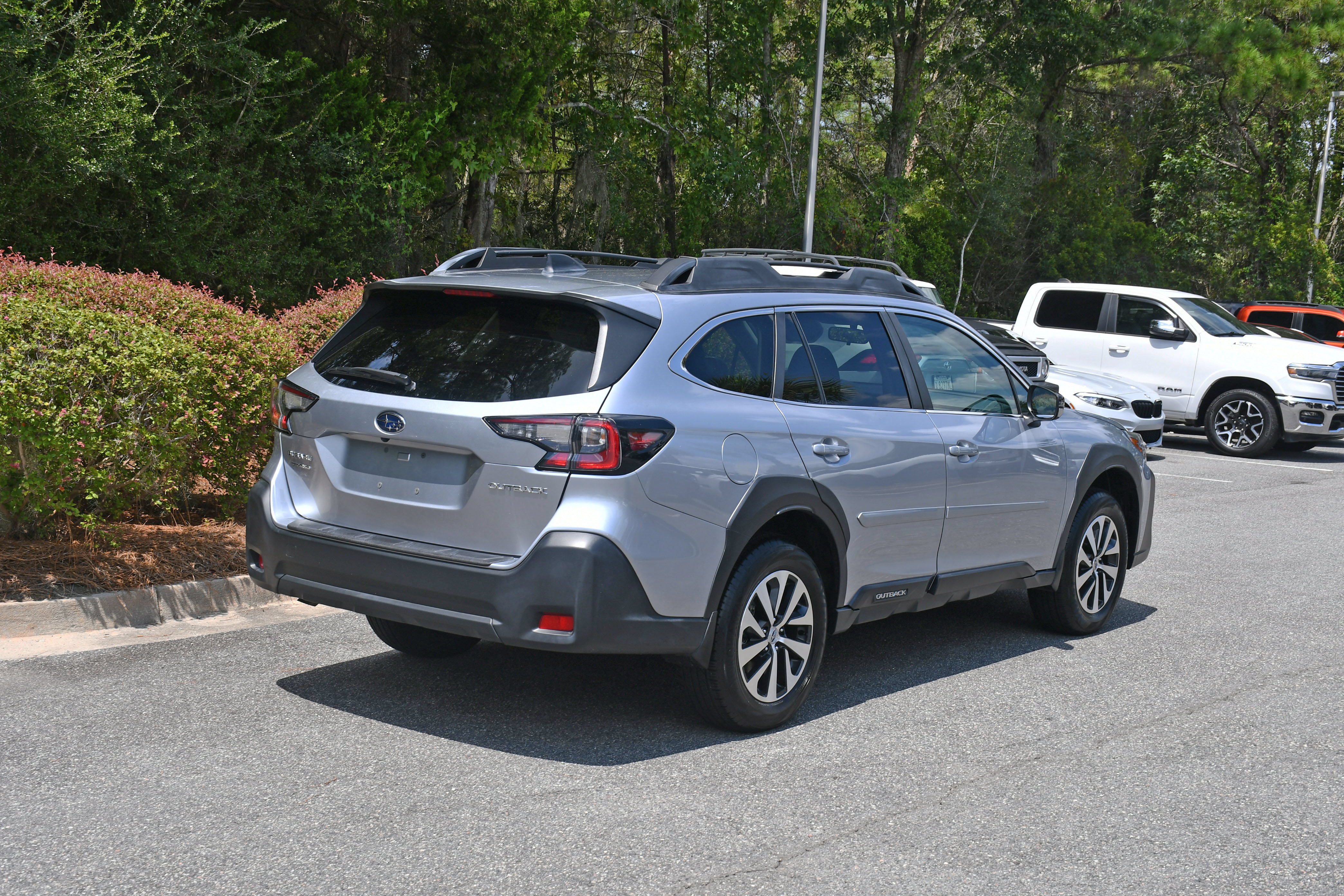 Used 2025 Subaru Outback Premium AWD/4WD image 4