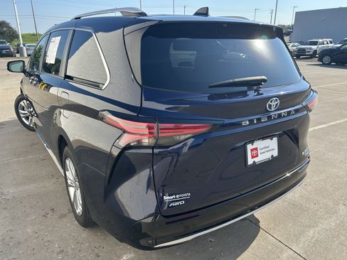 Used 2021 Toyota Sienna Platinum AWD/4WD image 4