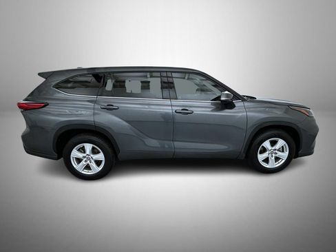 Used 2022 Toyota Highlander L FWD image 4
