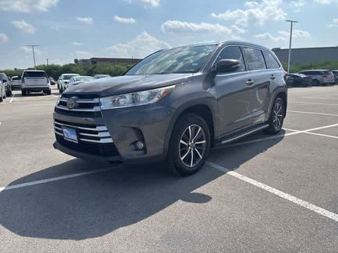 Used 2017 Toyota Highlander XLE FWD image 1