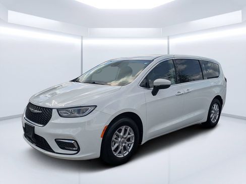 Used 2023 Chrysler Pacifica Touring-L FWD image 7