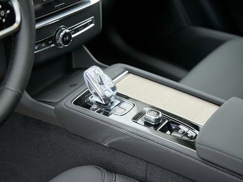 New 2025 Volvo XC90 B6 Plus w/ Protection Package Premier image 16