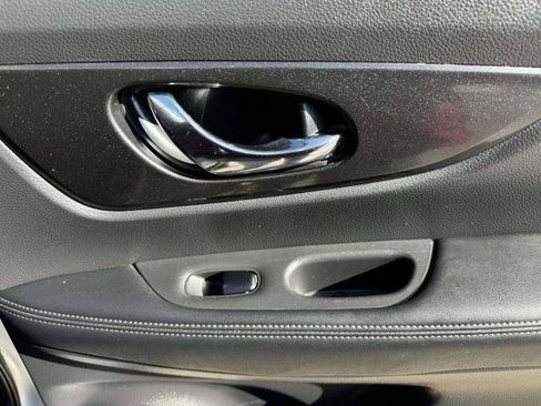 Used 2018 Nissan Rogue SV FWD image 42