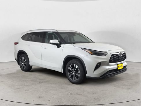 Used 2022 Toyota Highlander XLE AWD/4WD image 3