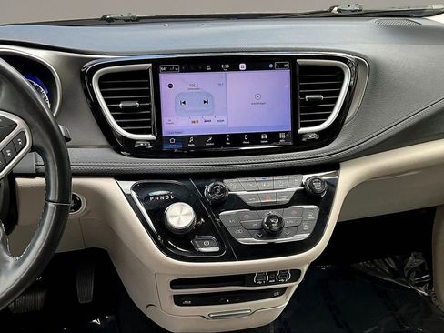Used 2021 Chrysler Pacifica Touring-L w/ Uconnect Theater Family Group AWD/4WD image 8
