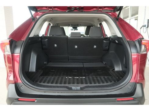 Used 2021 Toyota RAV4 LE AWD/4WD image 32