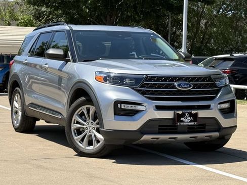 Used 2023 Ford Explorer XLT w/ Equipment Group 202A AWD/4WD image 2