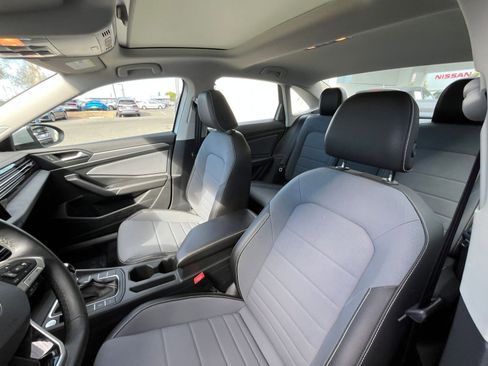 Used 2025 Volkswagen Jetta SE image 36