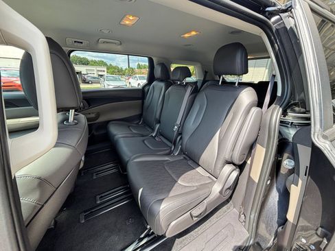 Used 2026 Kia Carnival FWD image 28