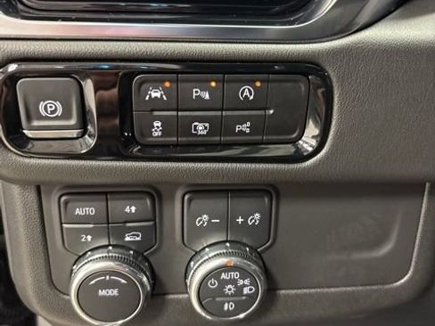 Used 2025 GMC Yukon XL Denali AWD/4WD image 5