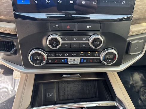 Used 2024 Ford Expedition Limited image 11