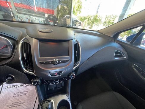 Used 2017 Chevrolet Cruze LT w/ Convenience Package FWD image 2