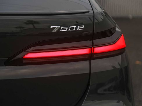 Used 2025 BMW 750e xDrive w/ Premium Package image 7