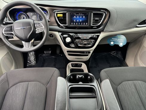 Used 2018 Chrysler Pacifica Touring Plus image 17