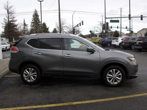 Used 2016 Nissan Rogue SV image 4