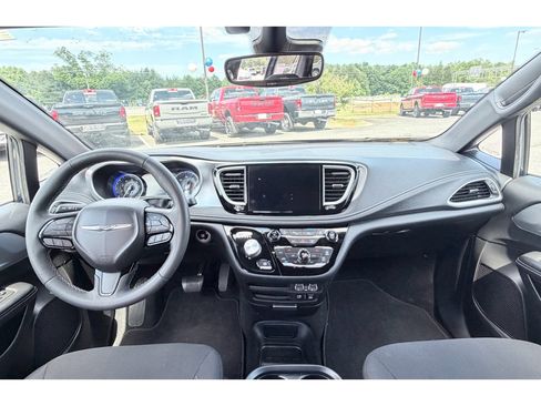 Used 2022 Chrysler Pacifica Touring FWD image 11