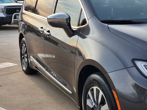 Used 2022 Chrysler Pacifica Limited image 8