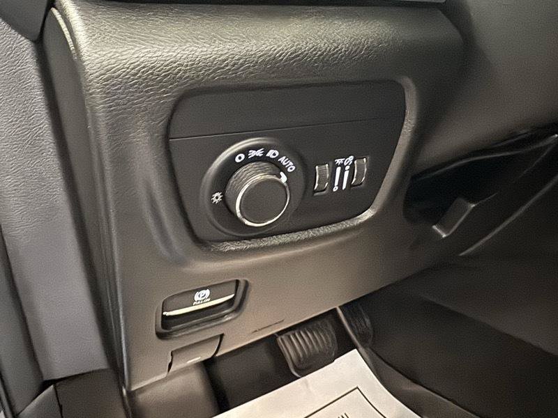 Used 2023 Jeep Grand Cherokee Laredo AWD/4WD image 14