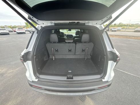 Used 2025 Chevrolet Traverse Z71 w/ LPO, Floor Liner Package AWD/4WD image 27