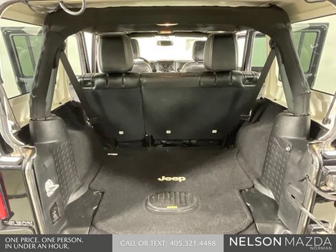 Used 2017 Jeep Wrangler Unlimited Rubicon AWD/4WD image 13