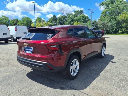 Used 2024 Chevrolet Trax LS w/ LS Convenience Package FWD image 7