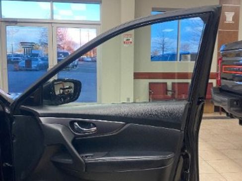 Used 2016 Nissan Rogue SV w/ SV Premium Package image 10