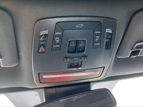 Used 2023 Toyota Sienna XSE FWD image 33