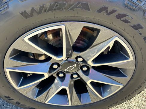 Used 2022 Chevrolet Suburban Z71 w/ Luxury Package image 9