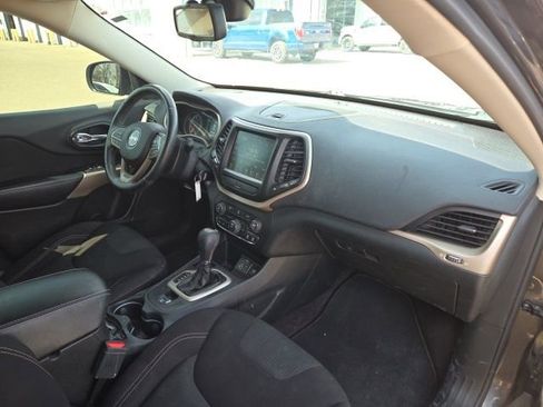 Used 2017 Jeep Cherokee Latitude image 11