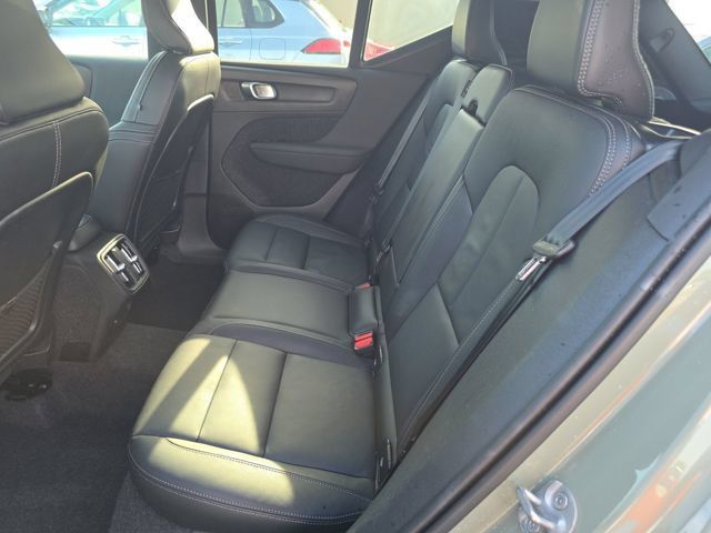 Used 2024 Volvo XC40 B5 Plus AWD/4WD image 9