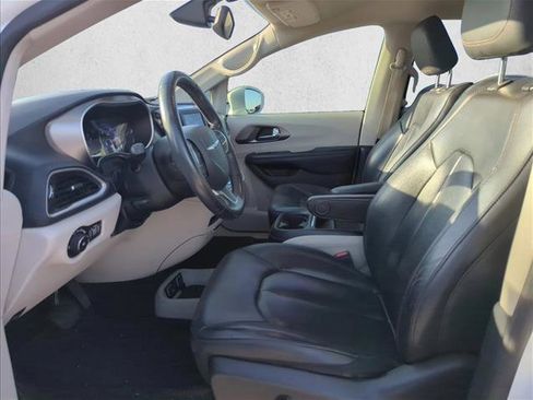 Used 2020 Chrysler Pacifica Touring-L w/ Tire & Wheel Group image 10