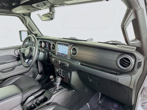 Used 2018 Jeep Wrangler Unlimited Sahara image 27