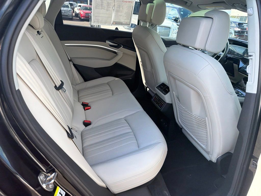 Used 2024 Audi Q8 e-tron Premium Plus w/ Premium Plus Package AWD/4WD image 17