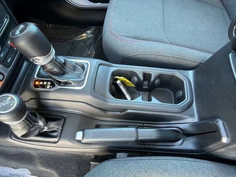 Used 2025 Jeep Wrangler Unlimited Rubicon AWD/4WD image 13