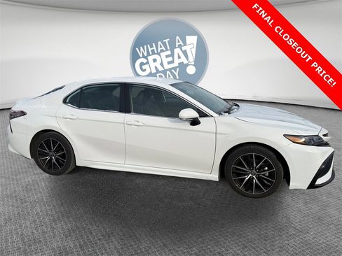 Used 2023 Toyota Camry SE image 2