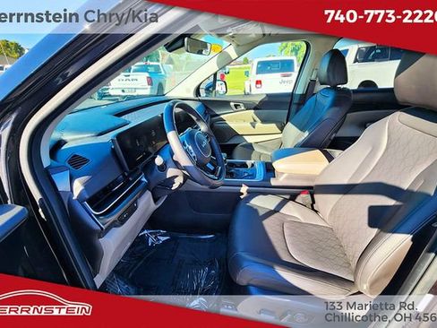Used 2025 Kia Carnival FWD image 24