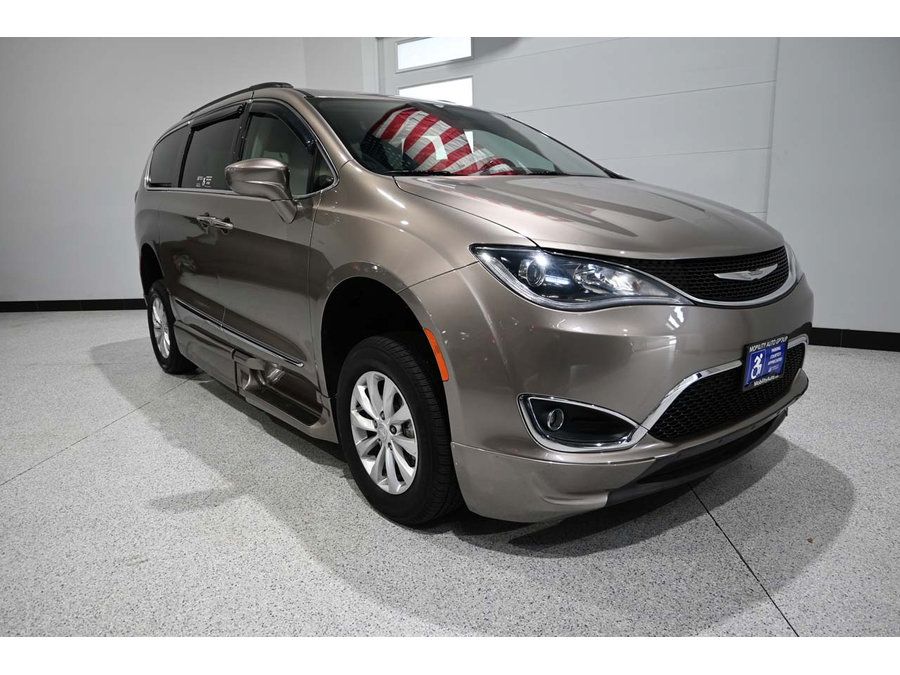 Used 2017 Chrysler Pacifica Touring-L FWD image 3