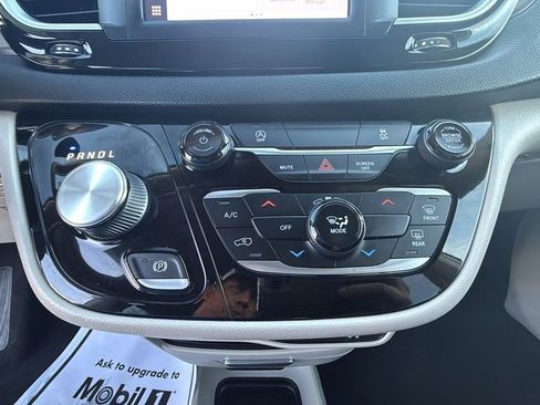 Used 2022 Chrysler Voyager LX FWD image 33