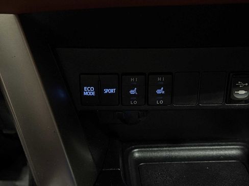 Used 2015 Toyota RAV4 Limited image 32