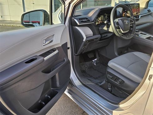 Certified 2024 Toyota Sienna XLE image 20