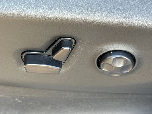 Used 2023 Chrysler Pacifica Touring-L FWD image 40