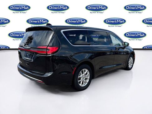 Used 2023 Chrysler Pacifica Touring-L FWD image 7