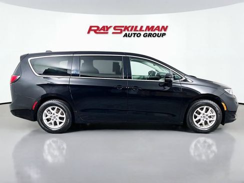 Used 2024 Chrysler Pacifica Touring-L image 8